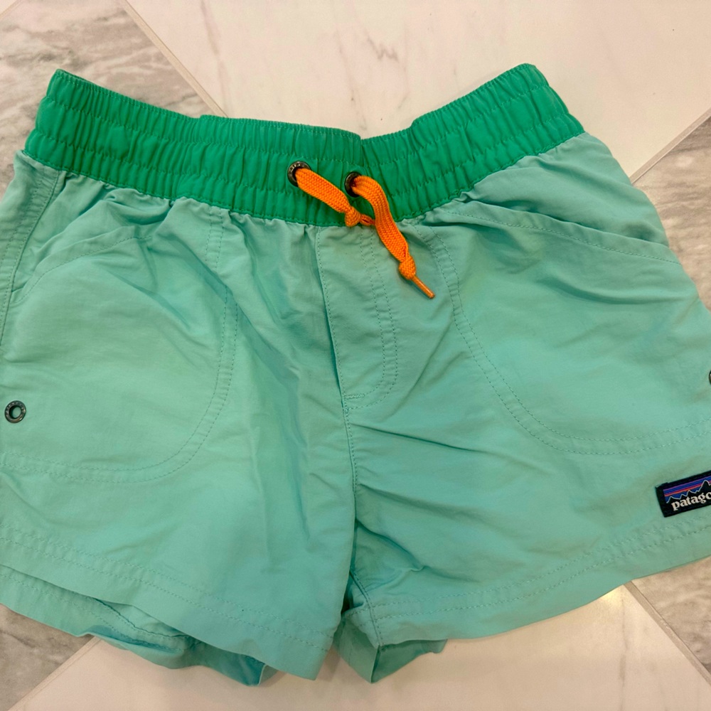Patagonia Girls quick dry shorts. Size Large. Greta condition.